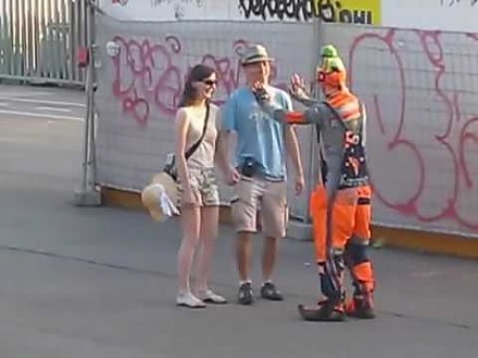 Świetny występ śmiesznego klauna na ulicach Barcelony