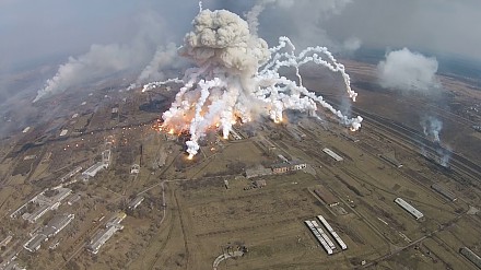 Potężne eksplozje, rakiety przecinające niebo i chmury dymu. Nagrano pożar składu amunicji