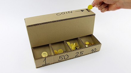 Kartonowe urządzenie własnej roboty do sortowania monet