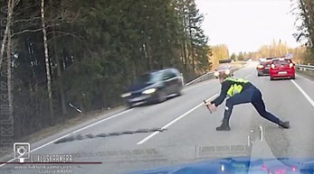 Estoński policjant wyrzuca kolczatkę na drogę
