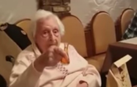 Niemiecka staruszka wznosi toast za Fürhera
