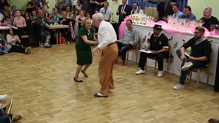 Staruszkowie dają popis swoich tanecznych umiejętności