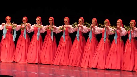 Jak one to robią? Jeden z najbardziej znanych rosyjskich tańców folkowych "Bieriozka"