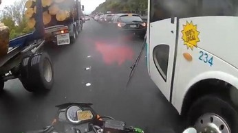 Brutalny atak kierowcy autubusu na motocyklistę