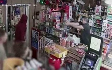 Rabusie uciekają w popłochu, kiedy właściciel sklepu sięga po broń