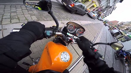 Poślizg motocykla na wystającej szynie w Poznaniu