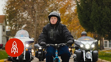 50 motocyklistów eskortuje chłopaka do szkoły, żeby wysłać sygnał do znęcających się nad nim