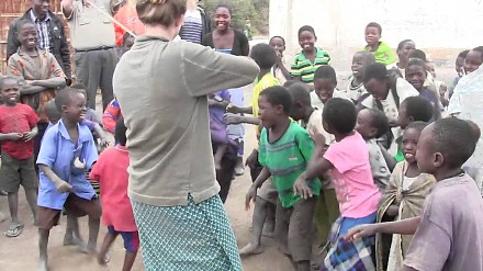 Dzieci w Afryce po raz pierwszy słyszą muzykę skrzypcową