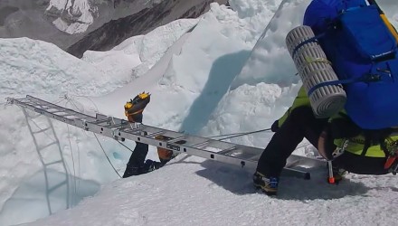Akcja ratunkowa na słynnej drabinie na Mount Everest