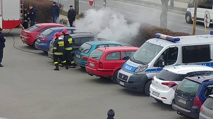 Pożar samochodu na parkingu w Kraśniku. W bagażniku na wszystkich czekała niespodzianka