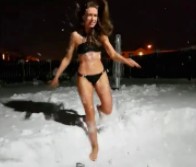 Dziewczyna ze Szkocji zażywa kąpieli w śniegu