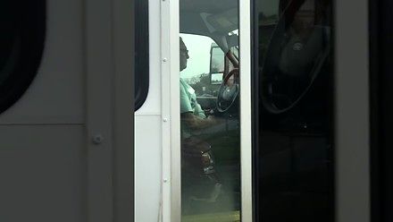 Kierowca szkolnego autobusu szykuje sobie crackpipe