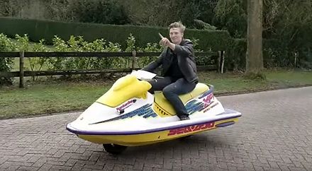 Holender przerobił skuter wodny na motocykl