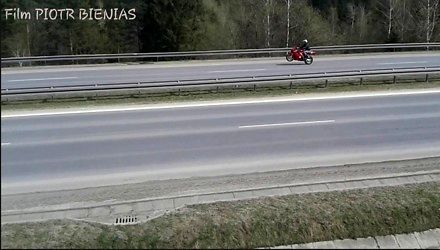 Niebezpieczny wypadek motocyklisty 