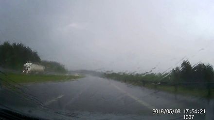 Wypadek w deszczu na autostradzie w Tarnowie
