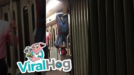 Spiderman w pociągu