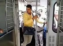 W Indiach dosłownie wskakuje się do pociągów