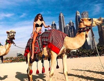 Instagramowe "modelki" na wakacjach z szejkiem