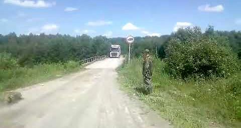 Ciężarówka kontra drewniany most