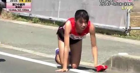 Japońska biegaczka ze złamaną nogą czołga się do mety