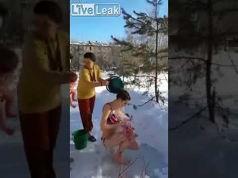 Rosyjskie mamusie kąpią swoje maleństwa
