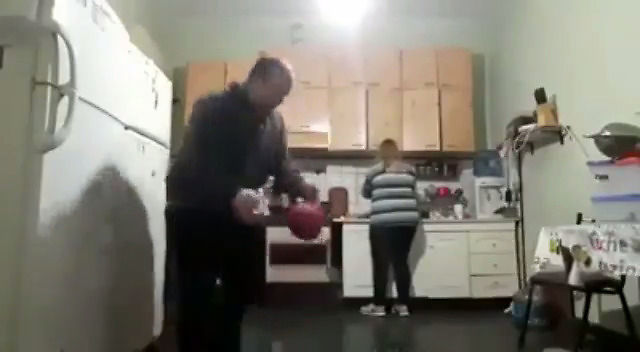 Wypad z kuchni z tą piłką!