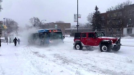 Kiedy próbujesz wyciągnąć autobus ze śniegu na lince holowniczej
