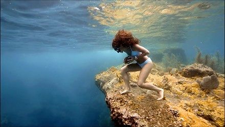 Piękna Sofia biega sobie po dnie oceanu