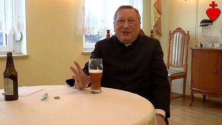 Zrobił zdjęcie księdzu pijącemu piwo. I rozesłał do kurii i mediów