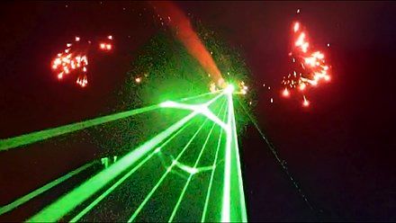 Ironia: kiedy to samolot strzela laserem (i fajerwerkami) w ludzi