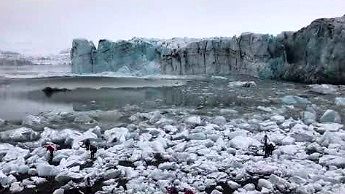 Wielka fala w Islandii - turyści uciekają w panice