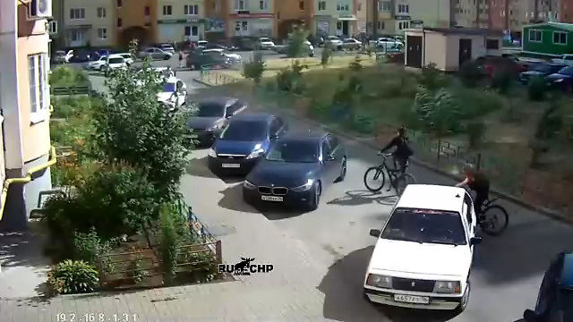 Rosyjski kierowca prosi rowerzystę na słówko