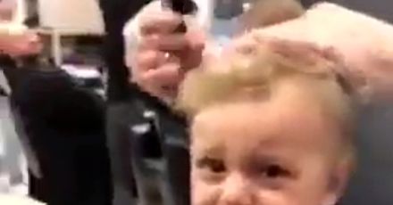 Dzieciak przerażony pierwszą wizytą u fryzjera