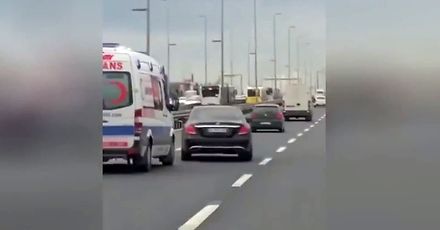 Karetka blokowana przez kretyna na autostradzie w Turcji