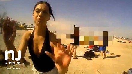 Policjanci nie cackali się z dziewczyną na plaży