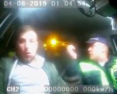 Pijany próbował zjeść swoje prawo jazdy w radiowozie