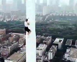 Dziewczyna w miniówie wspina się na wysoką wieżę