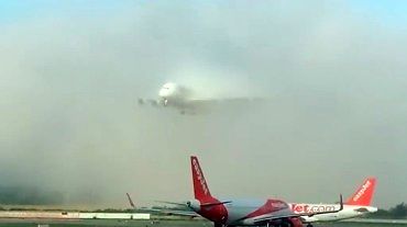 A380 wylatuje z mgły