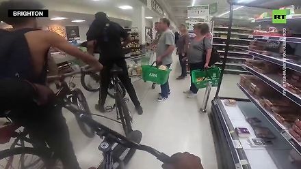 Grupa nastolatków wjechała do supermarketu na rowerach