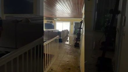 Woda dociera na piętro domu podczas huraganu Dorian