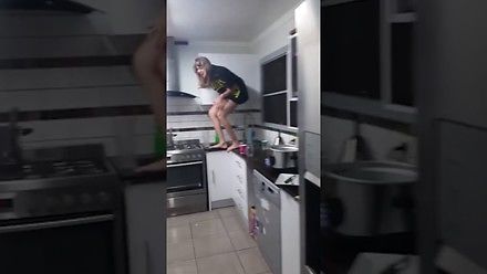 Dziewczyna uwięziona w kuchni
