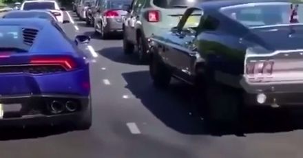 Kierowca Lamborghini chwali się dźwiękiem silnika