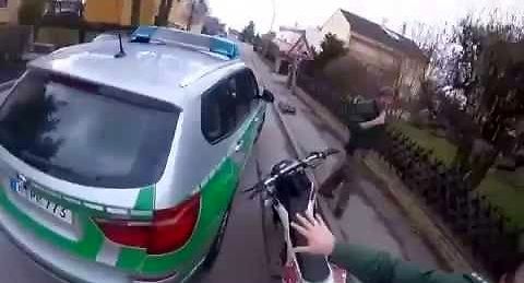 Niemiecki policjant w trakcie pościgu za motocyklistą robi to...