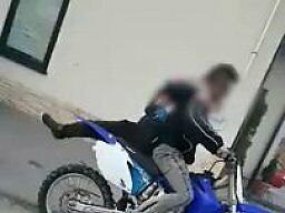 Chłopak kończy 18 lat, kupuje sobie motocykl i podwozi kumpla