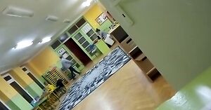 Przedszkolanka szarpie i rzuca trzylatkiem w przedszkolu w Łodzi