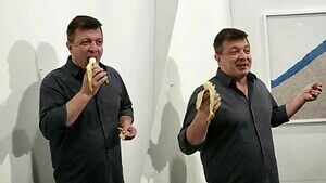 Artysta w ramach performensu zjada banana z wystawy wartego pół miliona złotych
