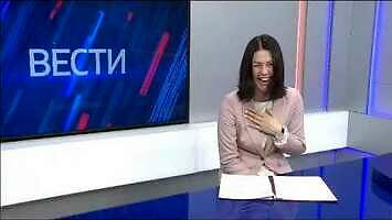 Rosja: prezenterka wiadomości zaczęła śmiać się z propagandy w trakcie czytania
