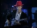 Hugh Laurie gra na gitarze rezonatorowej