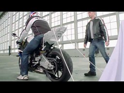 Motocykl BMW - sztuczka z obrusem